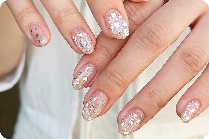 ネイルを見せる女性の手