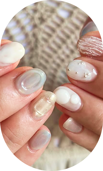 ネイルをつけた女性の手